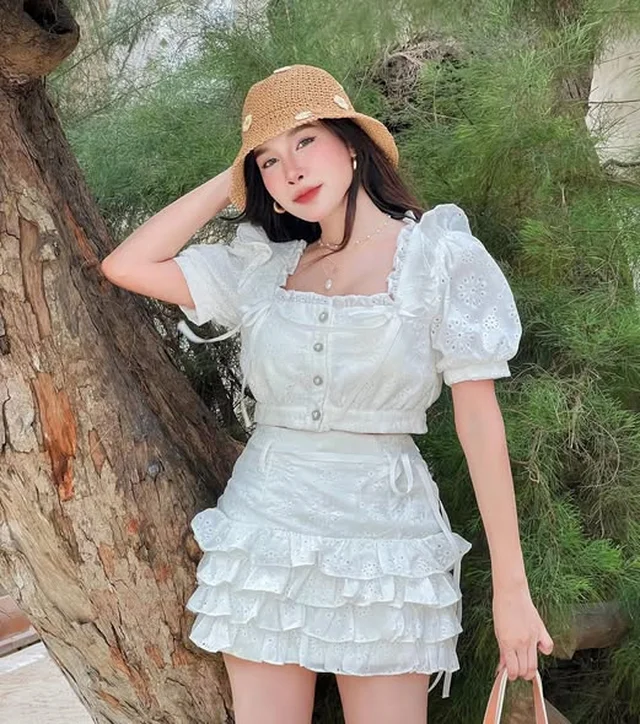 ชุดเซ็ตเสื้อครอปแขนพองและกระโปรงระบายลูกไม้สีขาว by first thumbnail 3