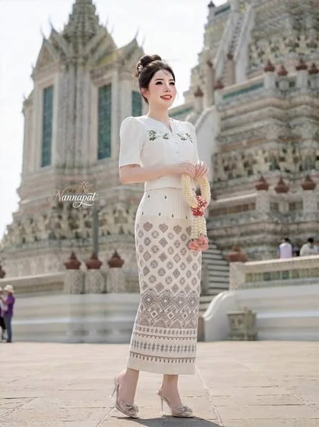 ชุดไทยประยุกต์ Nannapat โทนครีม ขาว (alternate)