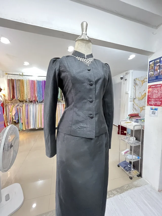 เช่าชุดไทยจิตรลดาสีดำ สุภาพสตรี thumbnail 3