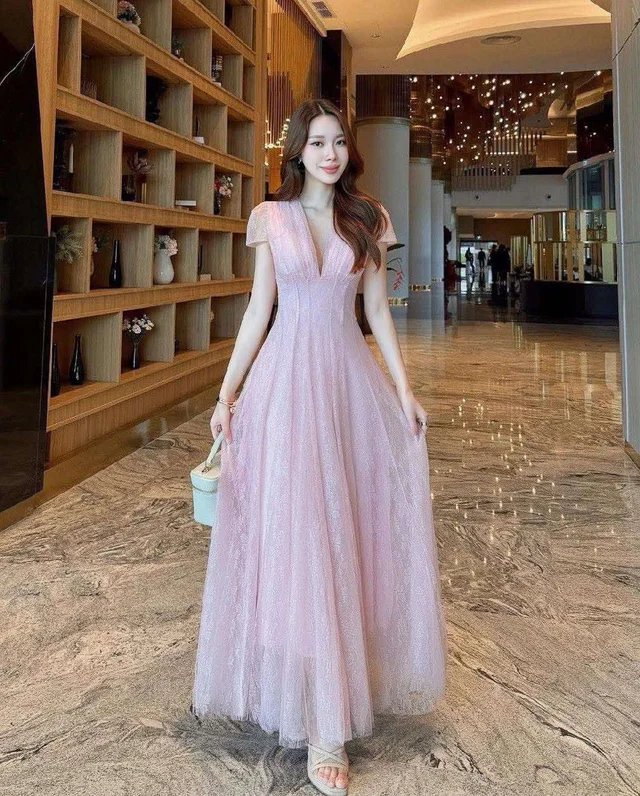 ชุดเดรสยาวฟรุ้งฟริ้ง 