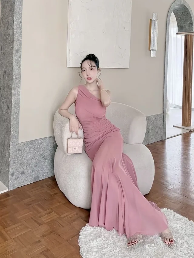 เดรสปาดไหล่ข้างเดียวสีชมพู