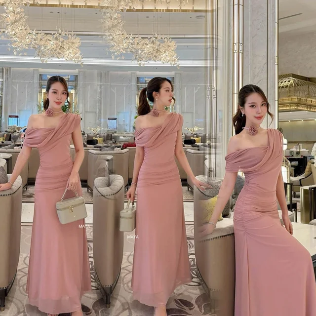 เดรสผ้ายืดตกแต่งดอกไม้ที่คอ (alternate)