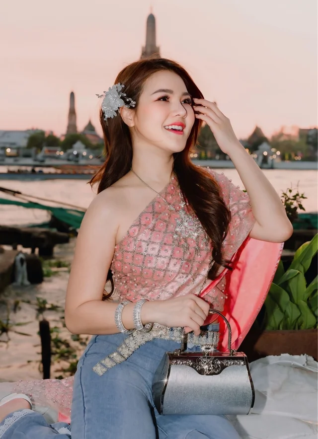เช่าสไบกลิตเตอร์ปักมุกพร้อมเครื่องประดับ สไบXยีนส์ (alternate)