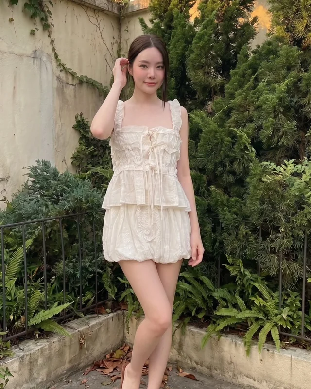 Suwimol Two Piece Set เสื้อระบาย กางเกงบอลลูนสีครีม (alternate)