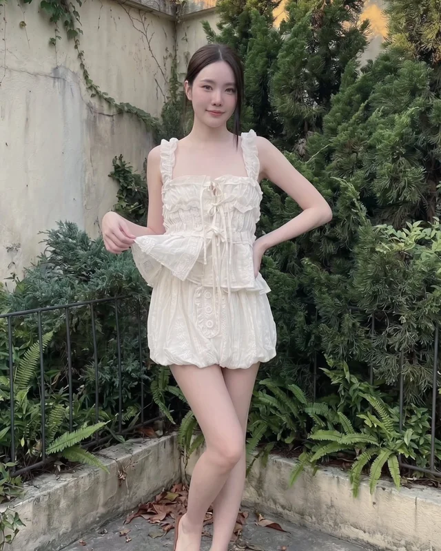 Suwimol Two Piece Set เสื้อระบาย กางเกงบอลลูนสีครีม thumbnail 2