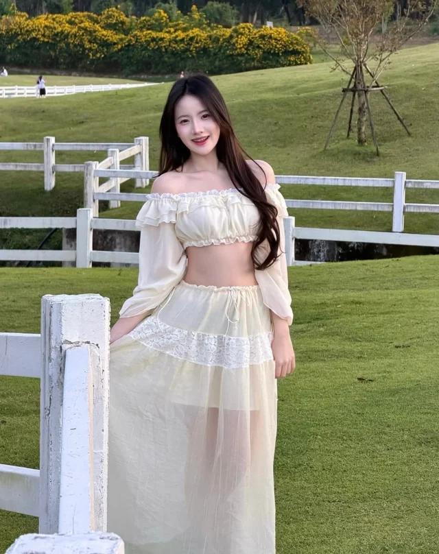 Nary studio Off Shoulder Set ชุดเสื้อครอปกระโปรงยาว (alternate)