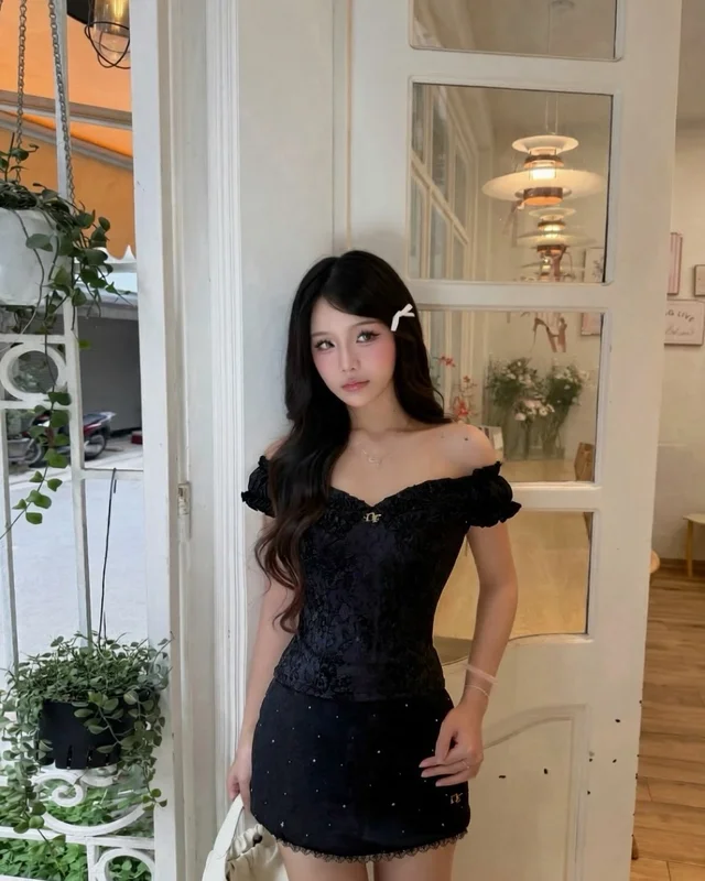 Black Ruffled Off Shoulder Top Skirt Set ชุดเซตสีดำ (alternate)