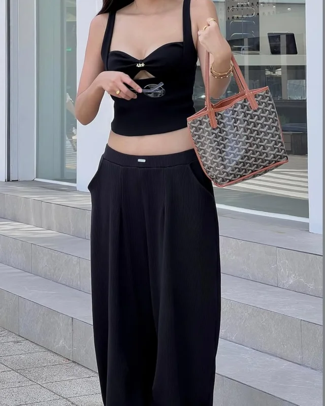 Unigam Crop Top and Pleated Pants Set ชุดเสื้อครอปและกางเกงดำ Size F (alternate)