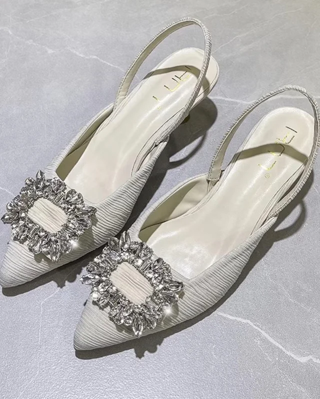 รองเท้าส้นเตี้ยสีขาวหัวแหลม ประดับคริสตัล Size 40 (alternate)