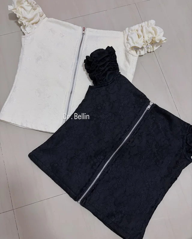 NICHARIS Ruffled Off Shoulder Top เสื้อเปิดไหล่ระบาย (alternate)